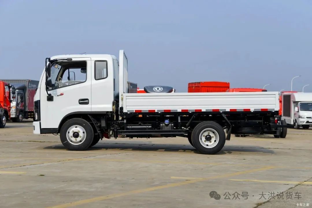 东风多利卡D5:2.3L黄金动力+3.8米大货箱,城配运输的"赚钱利器"!(图2) 东风多利卡D5 锐能版 2.3L柴油 132马力 5档 3.4米排半栏板轻卡外观